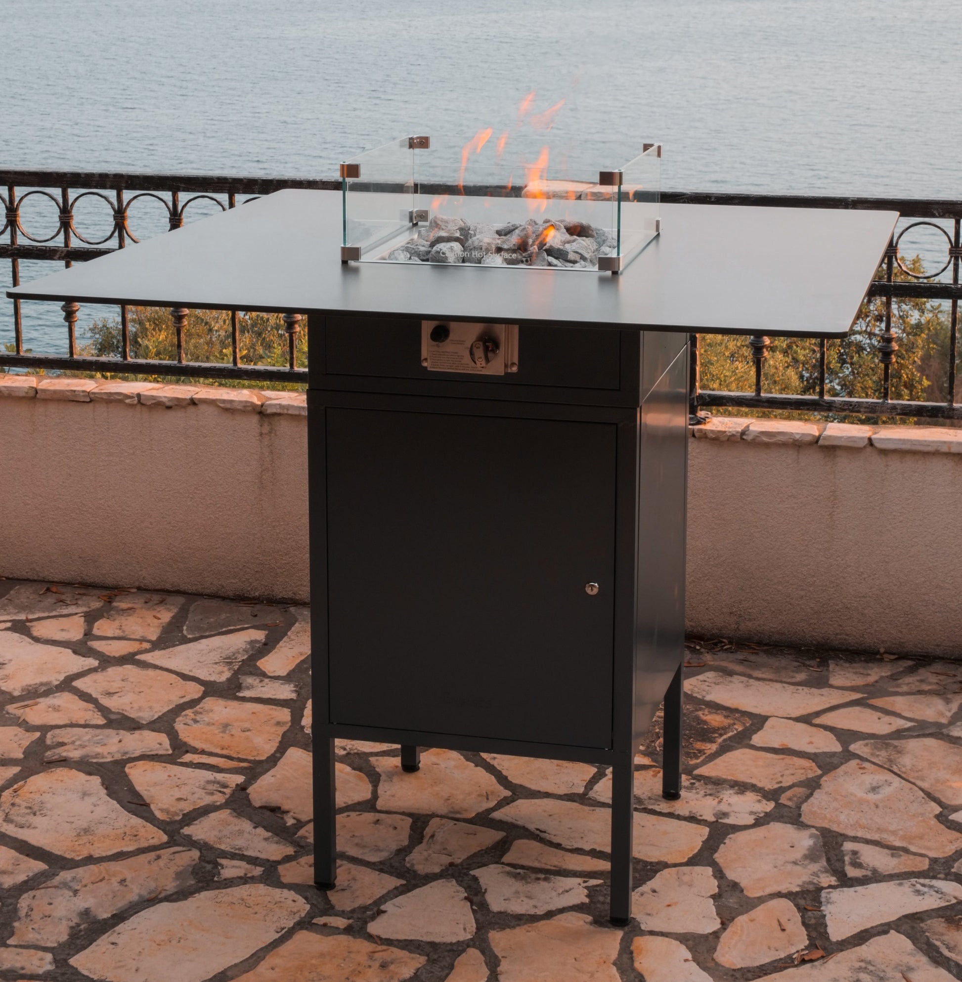 Slava Hoog vuurtafel met brandende vlammen voor extra sfeer buiten.