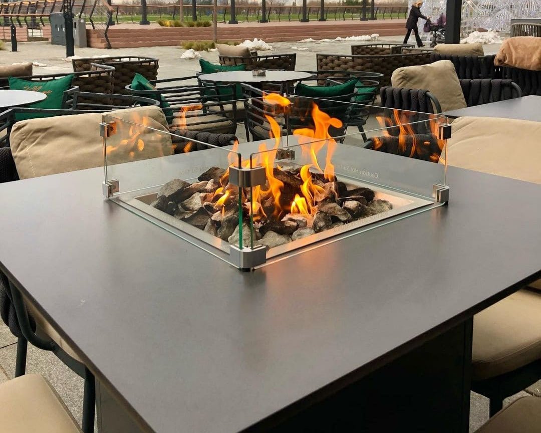 Close-up van de Slava Low vuurtafel voor buiten – luxe gashaard tafel van Engasco – Chique Buiten Leven