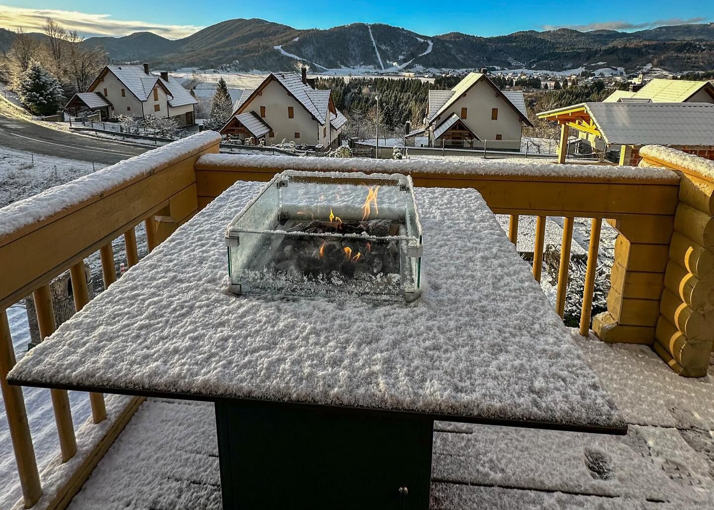 Slava Low vuurtafel buiten in de sneeuw – winterproof luxe gashaard tafel – Chique Buiten Leven
