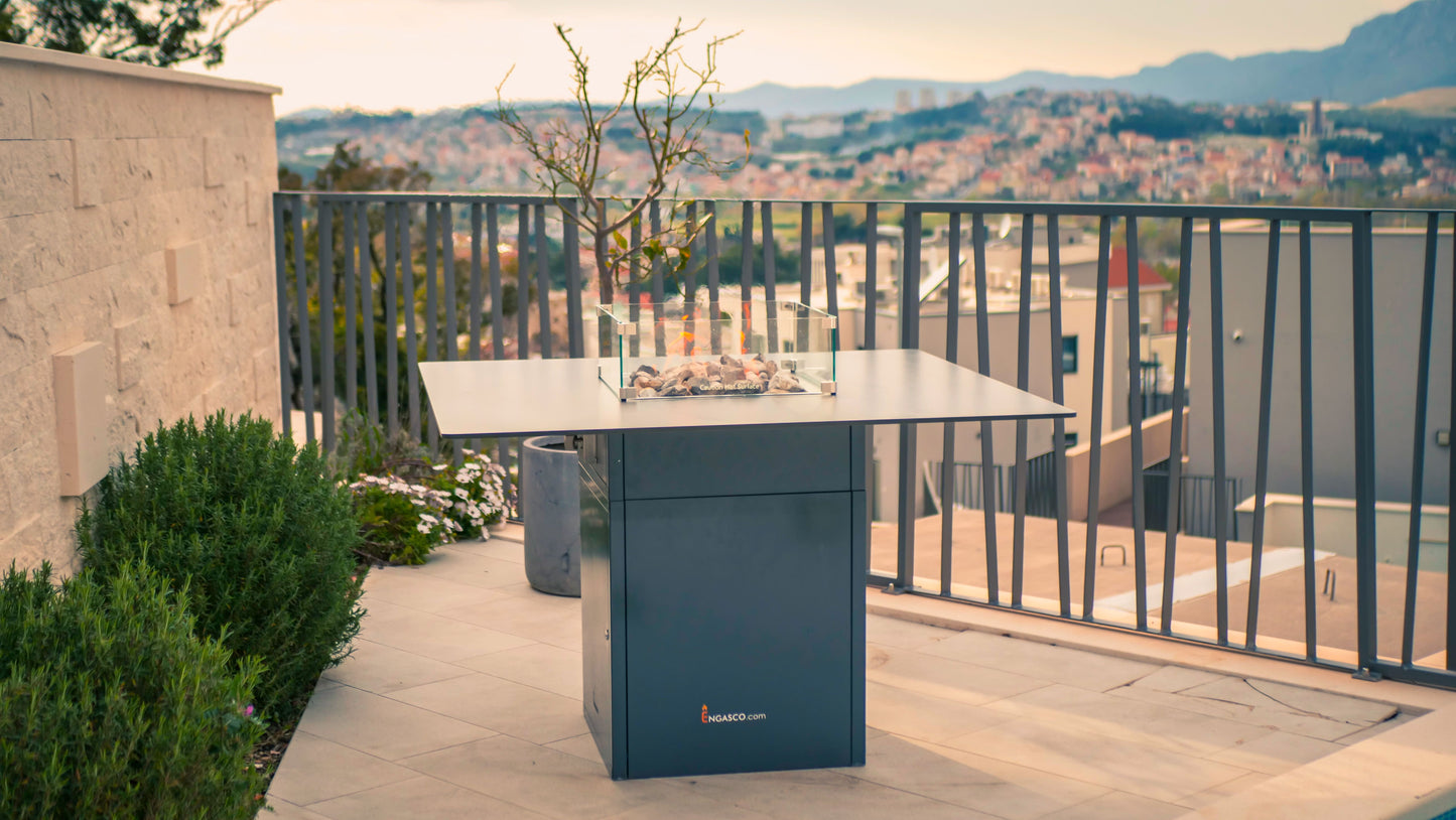 Slava Low vuurtafel buiten op een ruim terras – stijlvolle gashaard tafel voor buitengebruik – Chique Buiten Leven